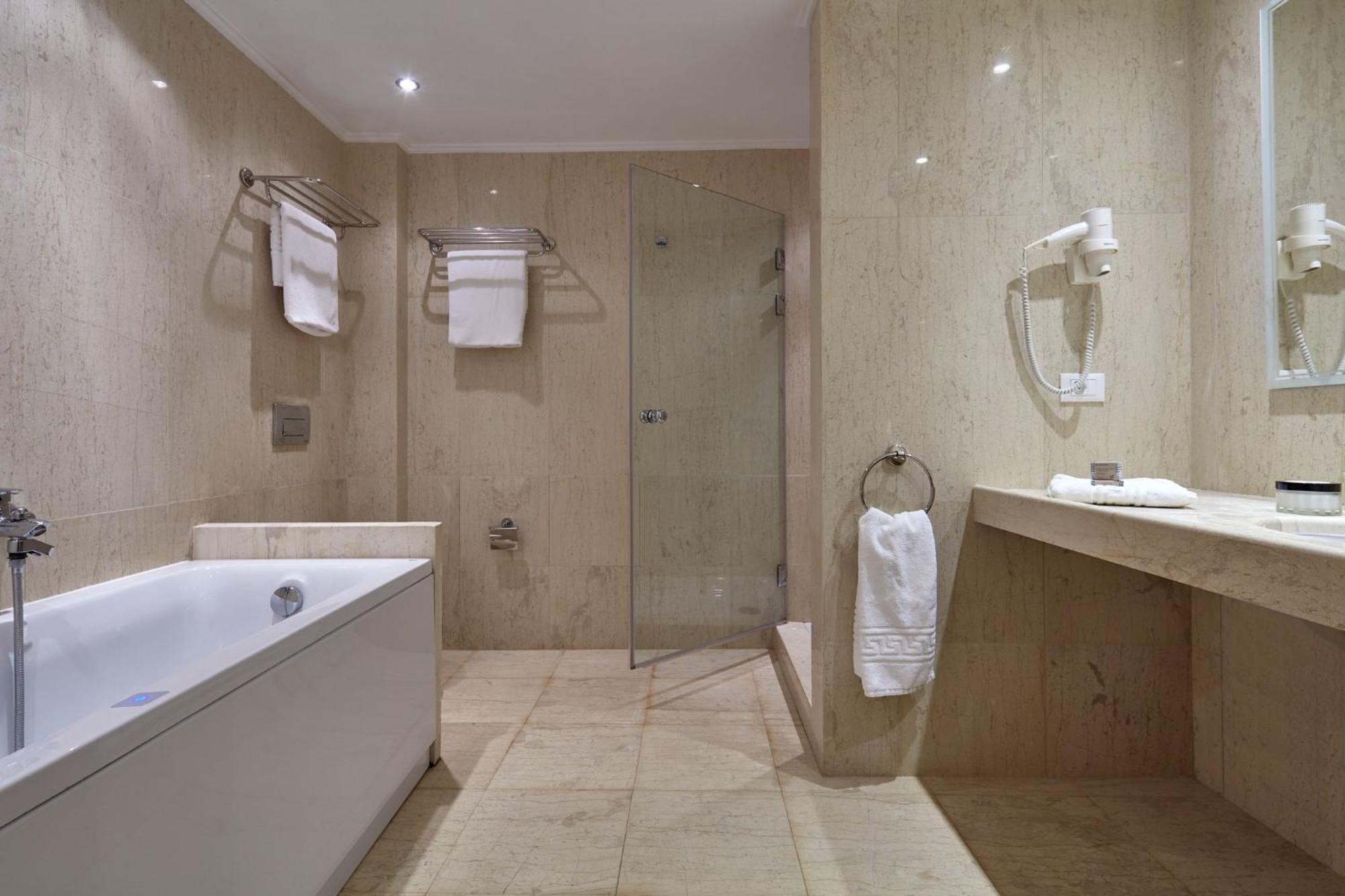 Deluxe Palm Suite